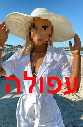 בברכה ומסודר עם שדיים טבעיים